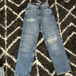 Ginatricot jeans - Jenas från ginatricot med hål som nya 