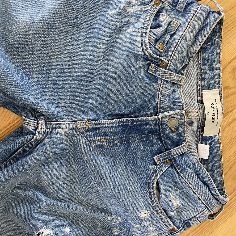 Första bilden lånad!! Säljer dessa jeans köpta på plick då jag inte tycker de sitter bra på mig, skriv för fler bilder 💗. Jeans & Byxor.