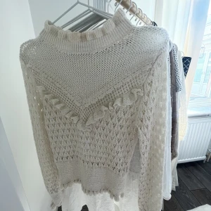 fin blus från zara - en fin tröja från zara som ej går att använda lämhre. skriv i dm för fler bilder💋