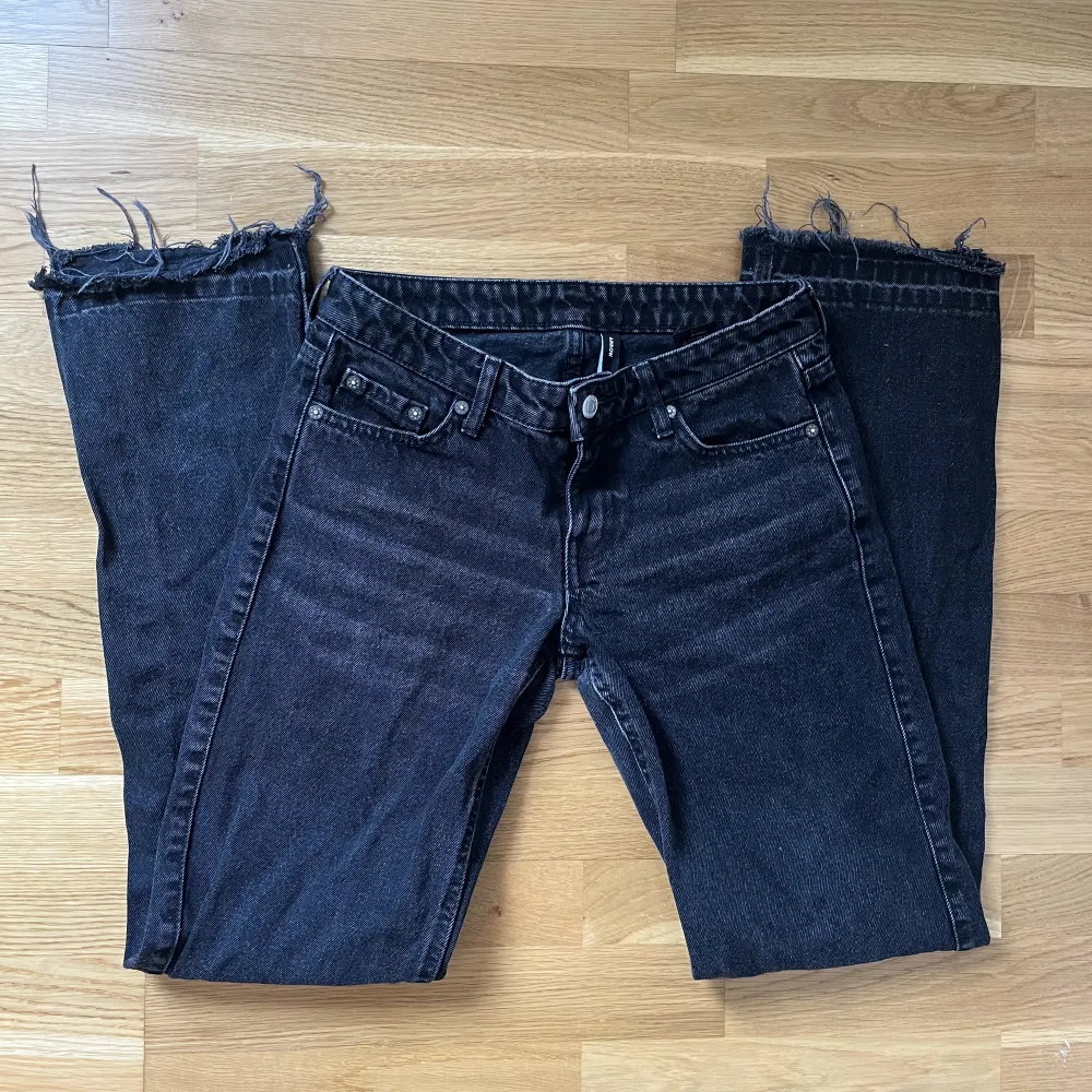 Populära slutsålda Arrow lågmidjade jeans från weekday. Storlek 25/32. ”Förlängda” vid nedersta kanten. Köpare står för frakt💞 nypris 590 kr. Jeans & Byxor.