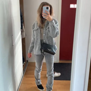 Jeans - Superfina low waist jeans som tyvärr har blivit lite små för mig! Jag är 162cm och har ca 36 eller 26,27(ibland 25)