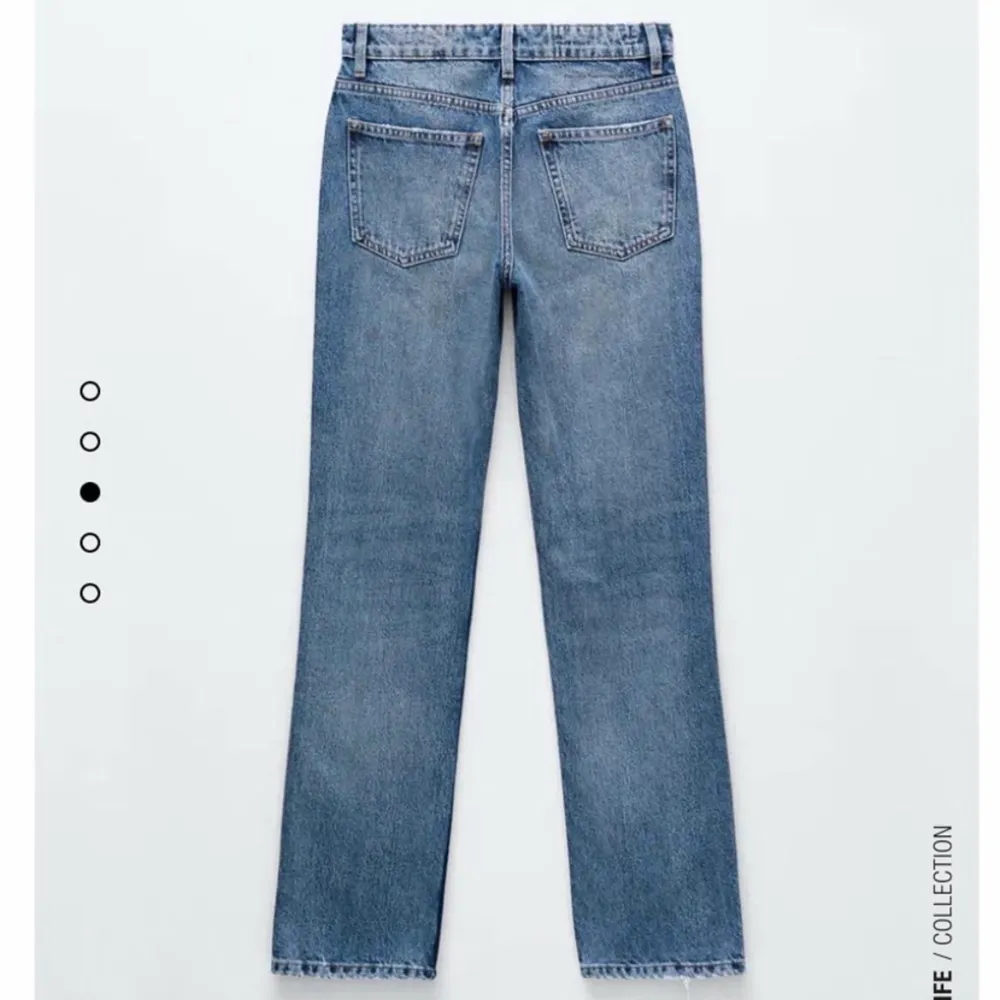 Säljer mina supersnygga lågmidjade jeans från zara! Köpta för 359 kr, säljer för 200! . Jeans & Byxor.