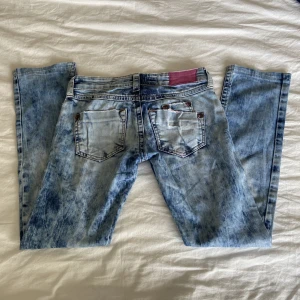 Vintage low waist jeans - Säljer dessa vintage jeans från koola anna för de är för små för mig. Passar någon som har 23 eller 24 i jeansstorlek. Älskar färgen på jeansen😍 säljer för 100kr+frakt, skriv privat om ni har frågor🕺🏽🪩