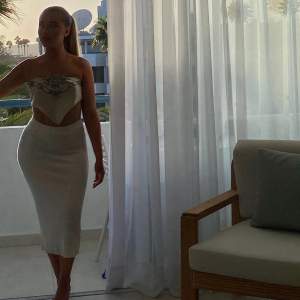 Säljer denna vita kjol från Gina Tricot i storlek XS. Går att ha low waist.