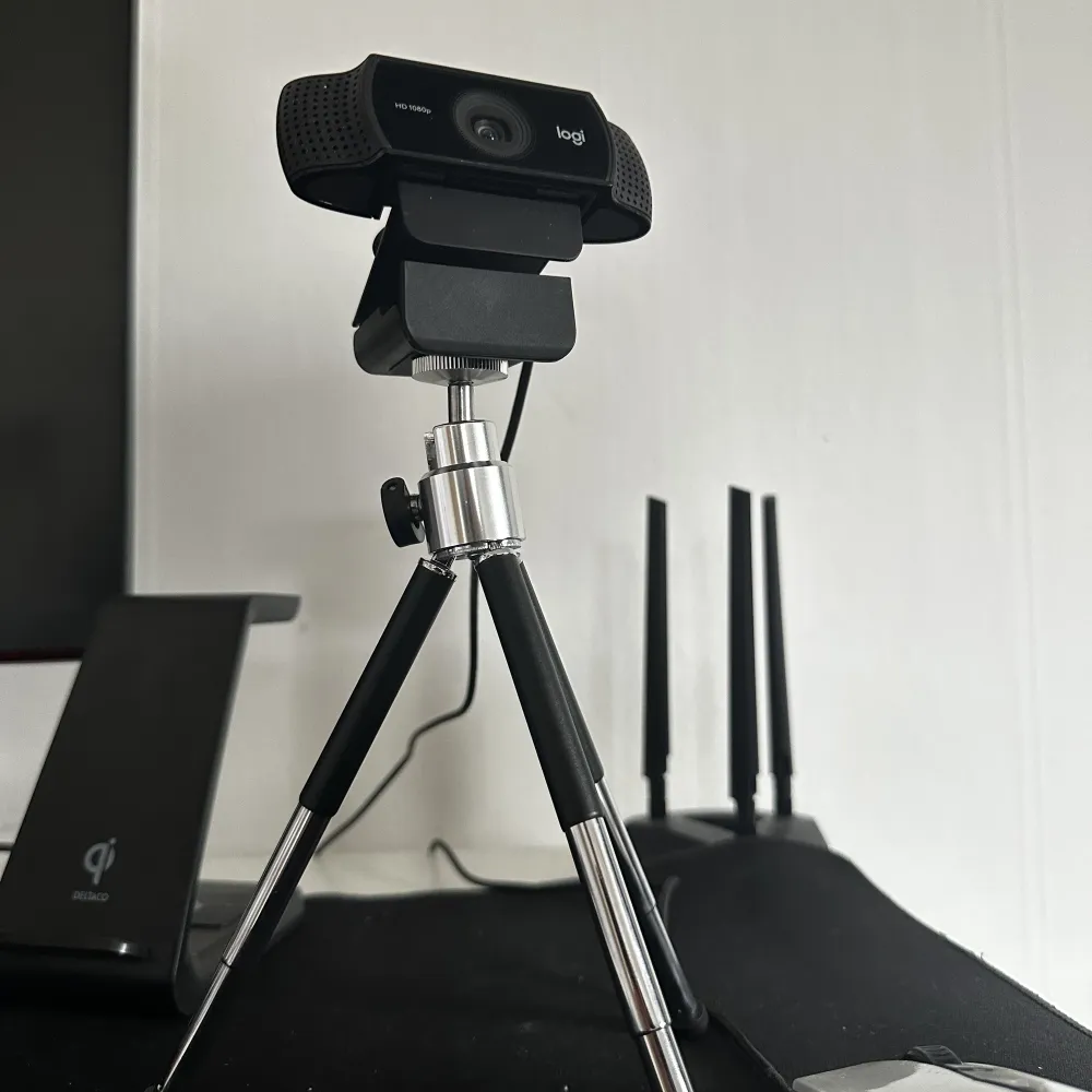 HD 1080p Logitech C922 pro stream webkamera Nypris 1400kr  Följer med ett staty. Övrigt.