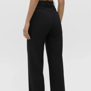 Tygbyxor - Superfina tygbyxor från pull&bear som jag köpte i nypris för 329kr! Två av bilderna är tagna från Zalandos hemsida där byxorna heter ”Mit ziernaht vorne” 💕💕Säljer pga att de inte passar mig längre!