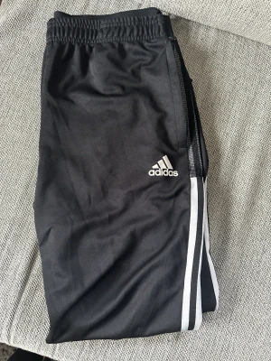 Adidas byxor - Bra skick Nypris 600kr Du står för frakten