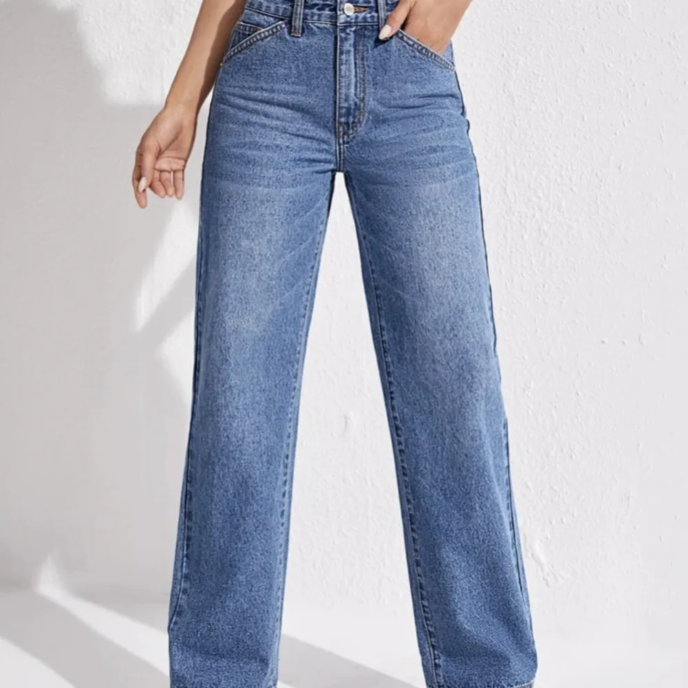Säljer dessa jeans pga inte min stil andvänd 2 gånger . Jeans & Byxor.