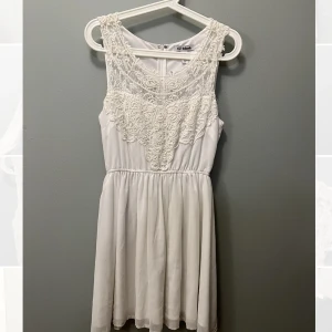Vit klänning - Vit klänning med spets från NLY Använd 1 gång på skolavslutning 