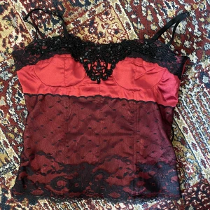 Korsett topp - Super fin korsettopp med dragkedja i ryggen.  Strl 36  Tyvärr för liten för mig 