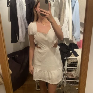 Vit klänning - Perfekt till studenten! Helt ny, jag är storlek m men den var liten i storleken så därför gick ja upp en🌟