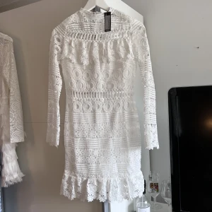 Studentklänning - Helt ny, beställde för att ha på studenten men var lite för liten för mig. Klänningen är ifrån boohoo och har för mig att den kostade ca 400 på rean 