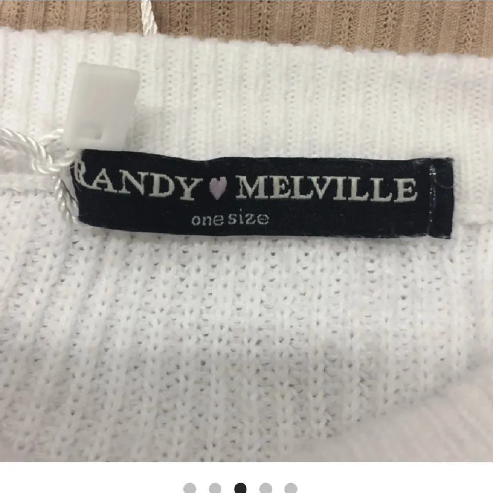 Säljer denna as fina stickade tröjan från Brandy Melville🤩🤩 Säljer då den inte kommer till användning Tröjan är i one size men skulle söka att den sitter som en S då den passar mig som har storlek S💗 Säljer för 250kr + frakt, pris kan diskuteras💗💗. Stickat.