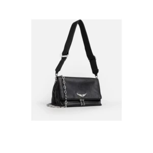 Zadig & Voltaire - • nyskick: använd max 5 gånger • köpt: NK Göteborg, för ca 1 år sen  • nypris: lite över 4000kr  • äkta: däremot inget långt band kvar, det är sålt (se profil)  • ej kvitto eller dustbag kvar - gavs bort i samband med bandet. MÖTS UPP - dyr vara! 💖