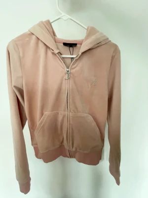 juicy jacka - jacka köpt för ca 1300 kr, säljer den för 450 kr, storlek m men kan passa s