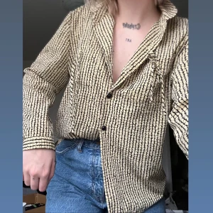 vintage skjorta - så härlig skjorta som jag köpte på en camden-market i london! One of a kind skjorta, finns ingen likadan!! den passar verkligen till allt, man kan ha den ensam eller över en tröja/klänning vad som🫶🏼 skriv för mer info <3