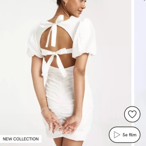 Vit klänning - En jättefin vit klänning från Nelly med öppen rygg som passar perfekt till studenten. I helt nytt skick och endast testad 1 gång med prislapp kvar. Säljer pga fel storlek. Köpt för 599kr och säljer för samma pris då den är i helt nytt skick.