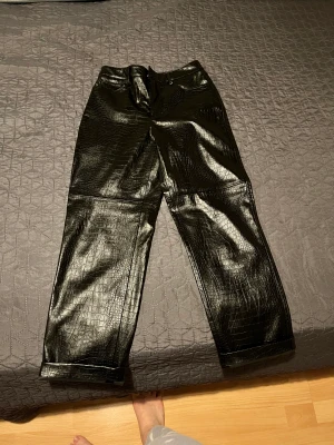 Mango Skinnbyxor  - Mango skinnbyxor. Använda bara en gång pga viktnedgång. Mom fit. Tajtare i midjan och rak form på låren. Lite pösiga på mig som  är 162 och 53kg.