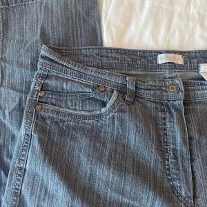 Gråa jeans i strl 44/L från ”BONITA”. Jag säljer jeansen för dom var lite för stora på mig som vanligtvis brukar ha M. Dom passar bra i längden på mig och jag är runt 167cm!💞