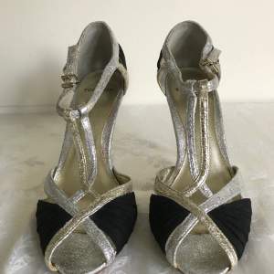 Högklackade skor från Topshop i silver och svart, strl 36