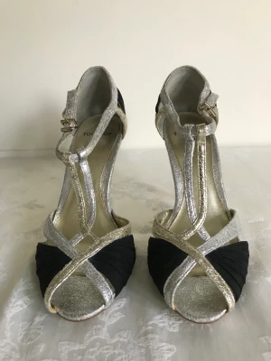 Högklackade skor från Topshop - Högklackade skor från Topshop i silver och svart, strl 36