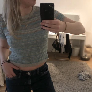 Glitter topp - Säljer denna jättefina glittriga t-shirten från design by si. Säljer då jag sällan använder den. Sticks inte, storlek xs men är stretchig. 160+frakt🥰