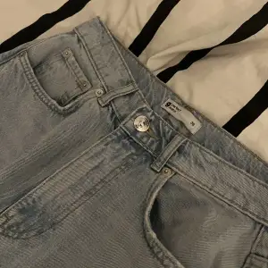 Jättesnygga håliga jeans från Gina Tricot som är för små för mig tyvärr… Jättefin ljusblå färg, perfekt nu till våren!🥰 Nypris 599