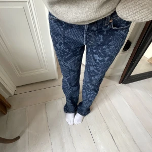 Snakeprint jeans - Intressekoll på dehär så snygga ormskinnsmönster jeansen. De är slutsålda och nypriset låg på 699kr. Storlek 29/32 vilket är perfekt baggy på mig som är en 36a. Är 165 och längden är också bra, pågränsen för långa. Perfekt både till helg och vardag
