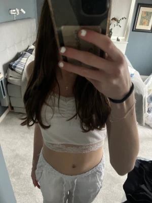 Spets linne  - Säljer detta fina linne då de tyvärr blivit för litet för mig, fint skick och som oanvänd❤️