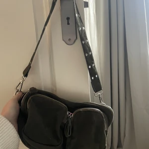 Handväska - Aldrig kommit till användning, långt band följer med💚💚💚