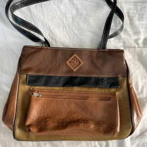 Läder väska  - Läder väska i olika nyanser av brunt:) 