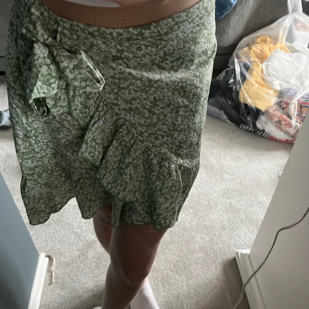 Säljer denna fina gröna kjol då jag inte använt den, alltså nästan helt oanvänd❤️💋 storleken är M men passar på mig som brukar ha xs. Kjolar.
