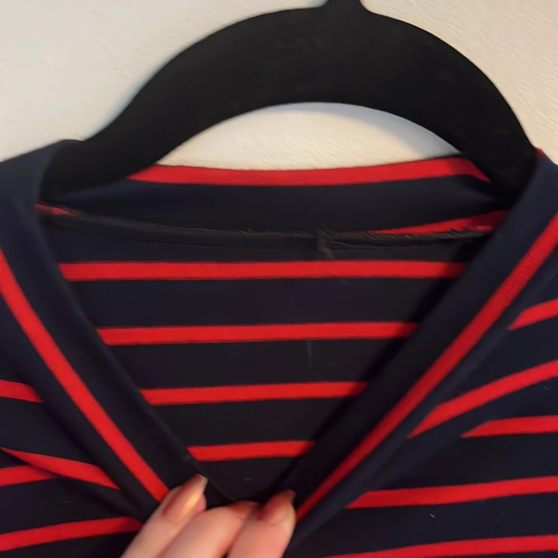 Randig tröja i svart och rött - 91