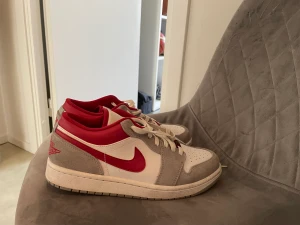 Jordans 1 low - Säljer mina jordans, väldigt bra cond, boxen medföljer inte. Nypris 1500 säljer för 700 (pris kan diskuteras) storlek 42.5😊
