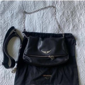 Zadig Voltaire  - Säljer nu min Rocky Bag från Zadig Voltaire, stora modellen och rymmer mycket. Mycket fint skick och använd fåtal gånger, inget rost eller liknande. Kvitto och dustbag finns samt två olika band. Nypris: 4500 ❤️