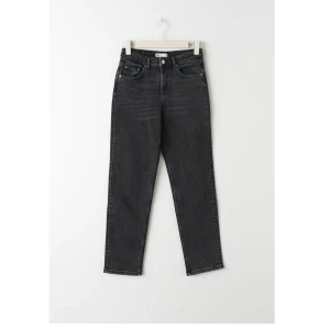 Mörkgråa jeans  - Mörkgråa straight-jeans ifrån Gina Tricot med stretch. Aldrig använda. Storlek 38. Köparen står för frakten. 