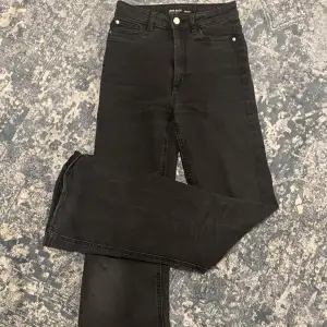 Svarta jeans med högmidja faded black ifrån Cubus 