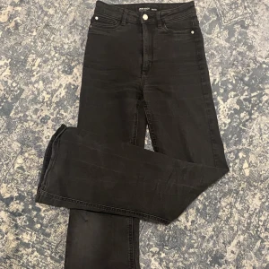 Svarta jeans - Svarta jeans med högmidja faded black ifrån Cubus 