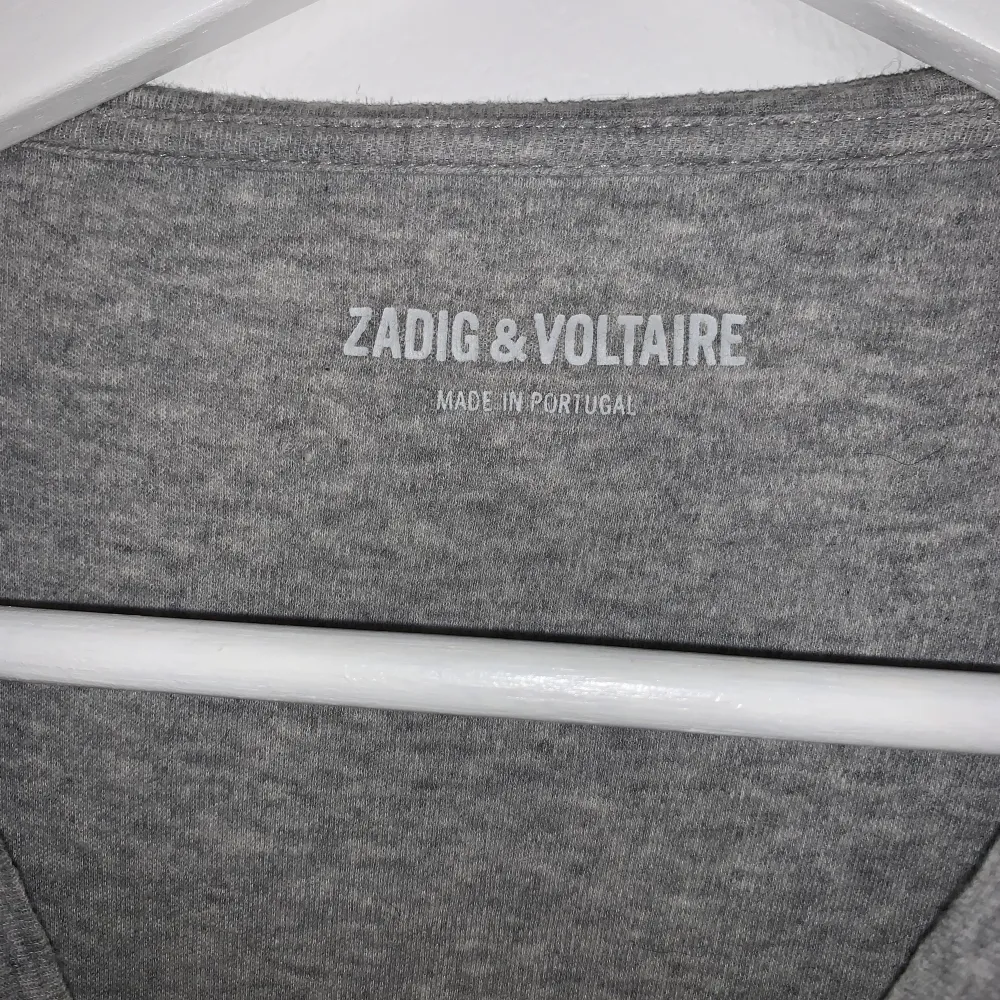 Tröja från zadig & Voltaire i strl L, jag har använt den som oversize så funkar alla möjliga storlekar🥰 är äkta och i världens lenaste material!. T-shirts.