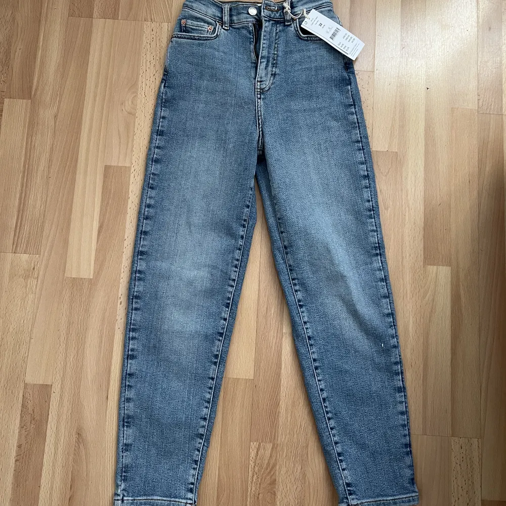 Jeans i mom modellen, nya med prislapp kvar . Jeans & Byxor.