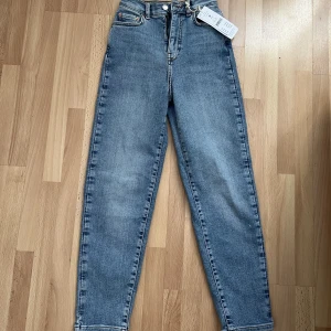 Jeans  - Jeans i mom modellen, nya med prislapp kvar 