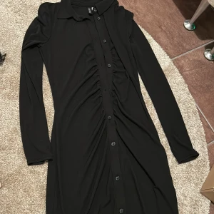 Svart klänning  - Svart klänning köpt från H&M i storlek S. Använd endast en gång! 