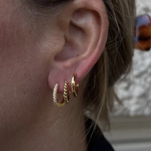 Örhängen - Jättefint set med örhängen köpta från Muli Collection för 800kr. Materialet är 18k gold plated brass. Aldrig använda! Bredden är 15mm