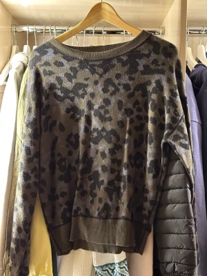 Tröja med leopard tryck - Mysig tröja med leopard tryck. Storlek M.