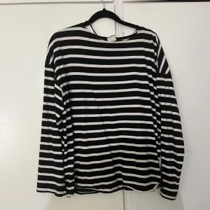 Randig tröja - En super skön tunn långärmad tröja! Lite oversized modell. Super snygg och super skön till sommaren, använd tyvärr inte längre 