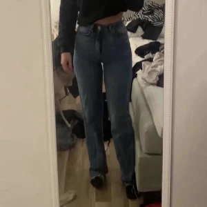 Mörkblå jeans - Säljer nu mina mörkblåa jeans från stradivarius då de inte längre används. Jag är ca 166cm