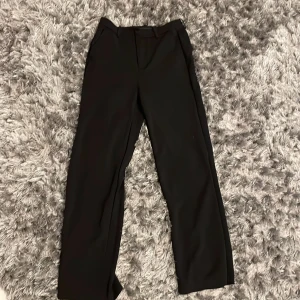 Kostymbyxor  - Kostymbyxor i storlek s/30. Säljer då jag har två stycken. 