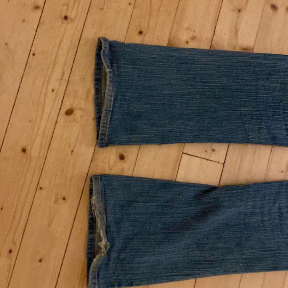 Söljer mina väldigt lågmidjade brandy jeans. Dom är lite slitna på ena sidan av benet och väldigt lågmidjade. Köparen står för frakten ❤️❤️. Jeans & Byxor.