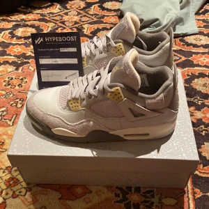 Jordan 4 Craft  - Köpte dem på Hypeboost. De var för små.  Jag har använt dem två gånger för att se om jag kunde bära dem. De ser ut och känns helt nya. Legit och har autentisering. Meddela mig om priset 😃