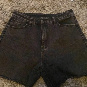 mörkgrå jeansshorts - mörkgrå shorts jag aldrig använt. 